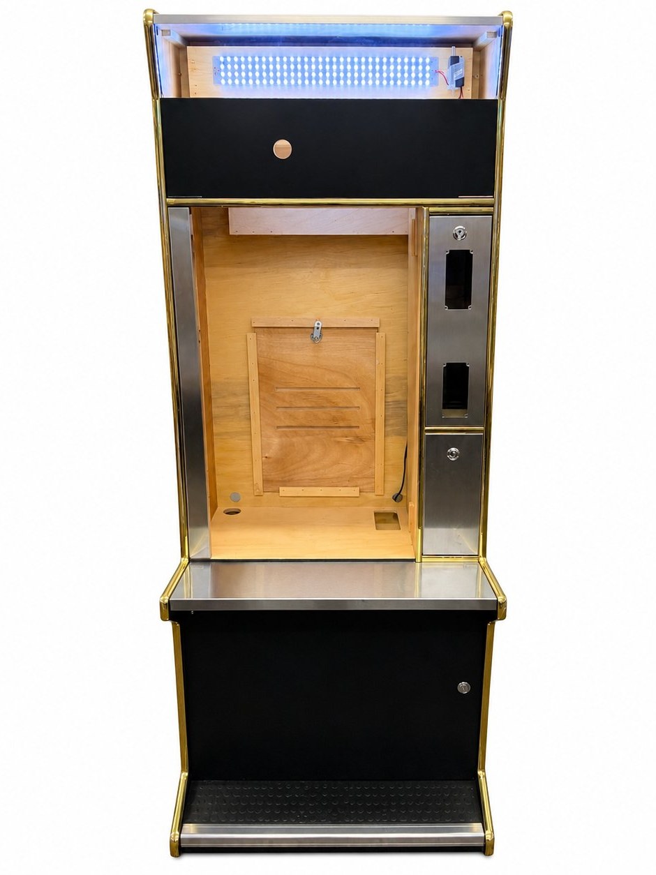 キャビネット正面全景。上部の看板スペース、中央の実機設置部、下部のステンレステーブルと収納扉
